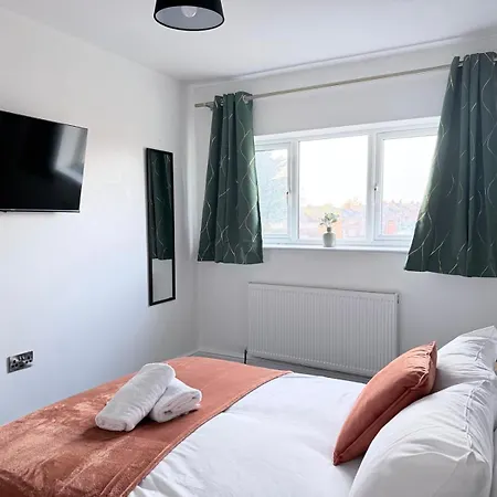 Soothing Near Shopping And Centres Leeds (West Yorkshire)