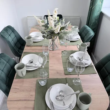 Soothing Near Shopping And Centres Leeds (West Yorkshire)
