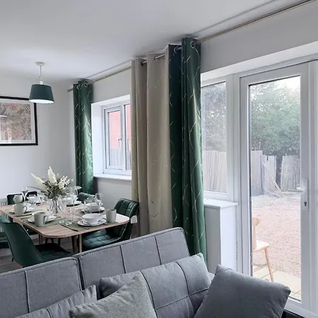 Soothing Near Shopping And Centres Leeds (West Yorkshire)